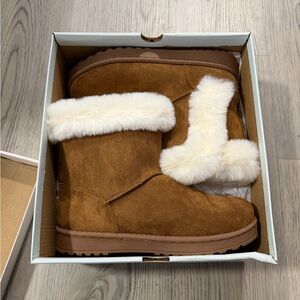 NEW IN THE BOX So Boots